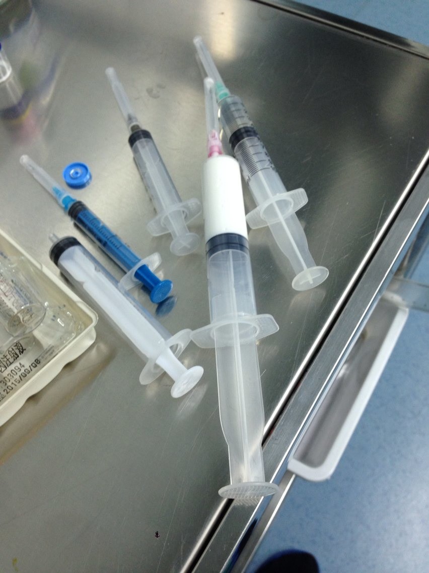 乳白色的就是麻药丙泊酚,外号