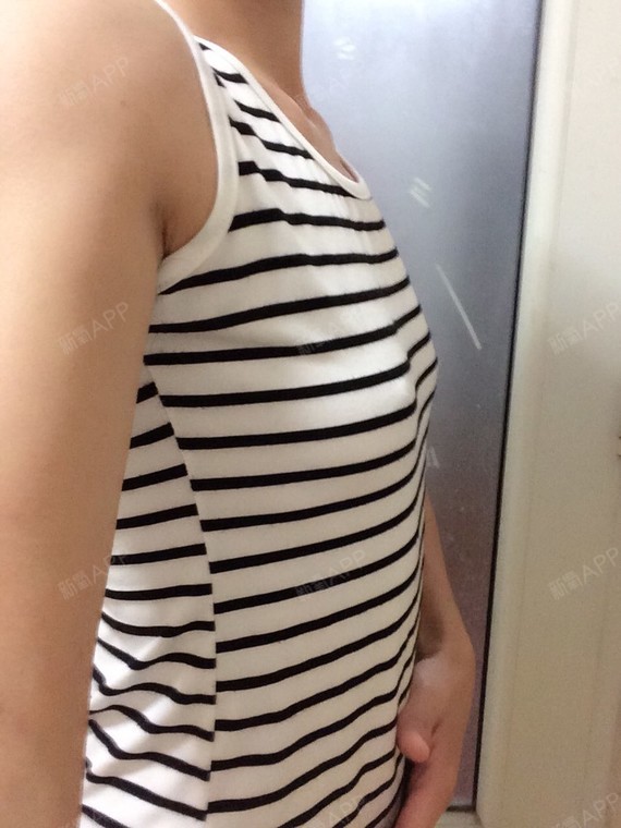 我是典型的平胸妹纸,胸部平平,至今未婚,朋友们常常拿我开玩笑呢"