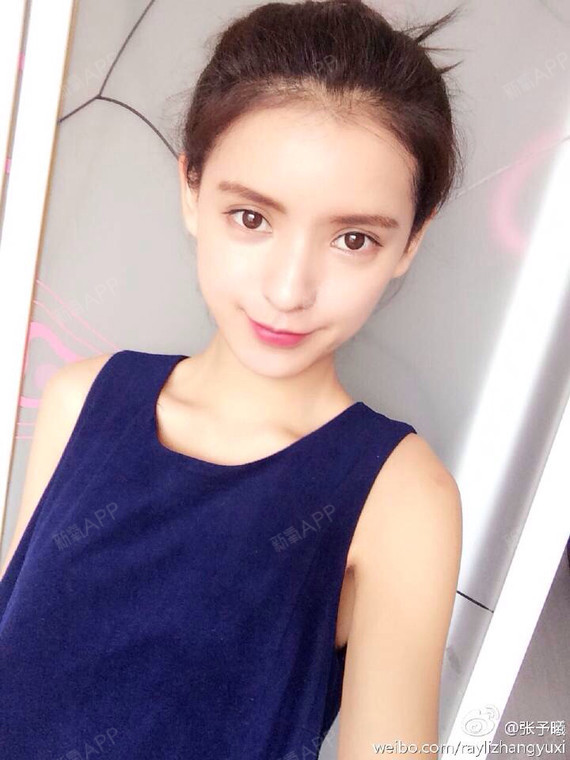 刚刚去新浪微博发现张予曦好混血好美哦!为什