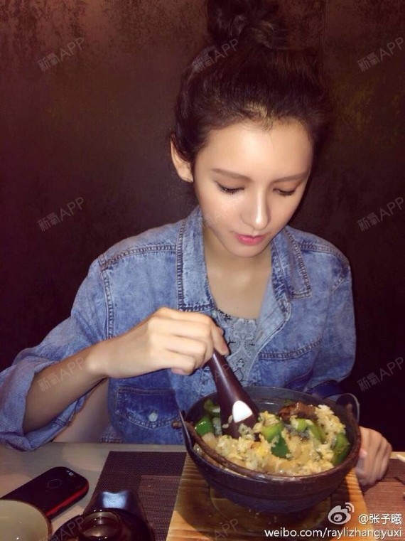 刚刚去新浪微博发现张予曦好混血好美哦!为什