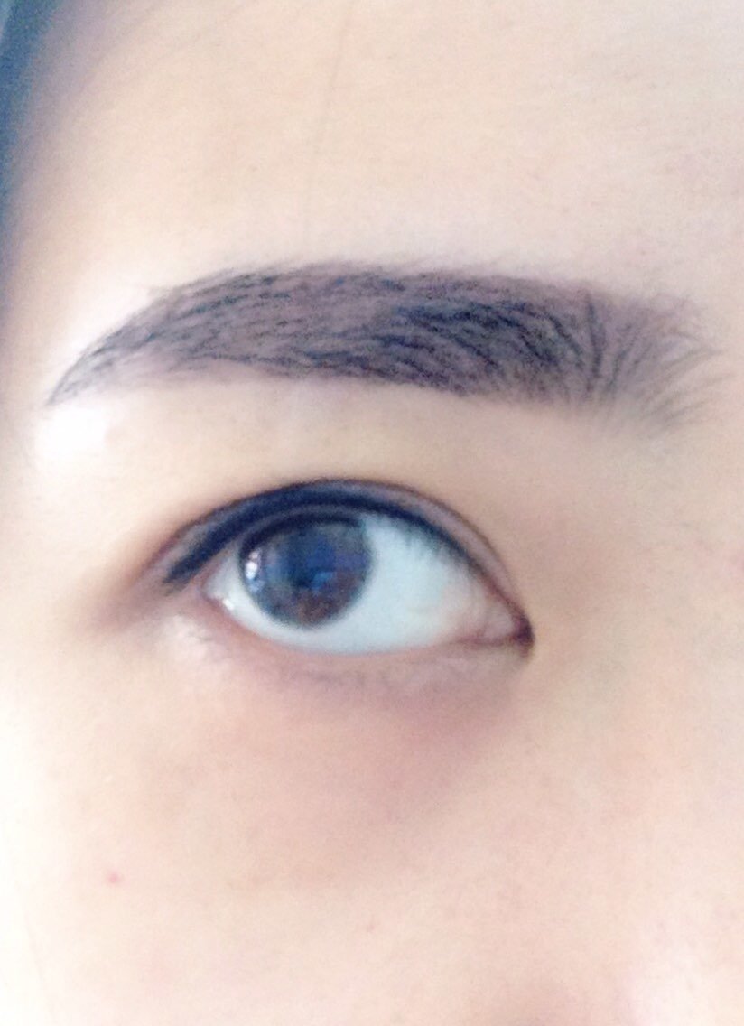 眼线到是挺自然后面等结痂再看吧