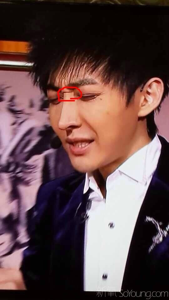 春晚魔术师yif这鼻子侧面看 也太那什么了吧 好像比诺曹 .