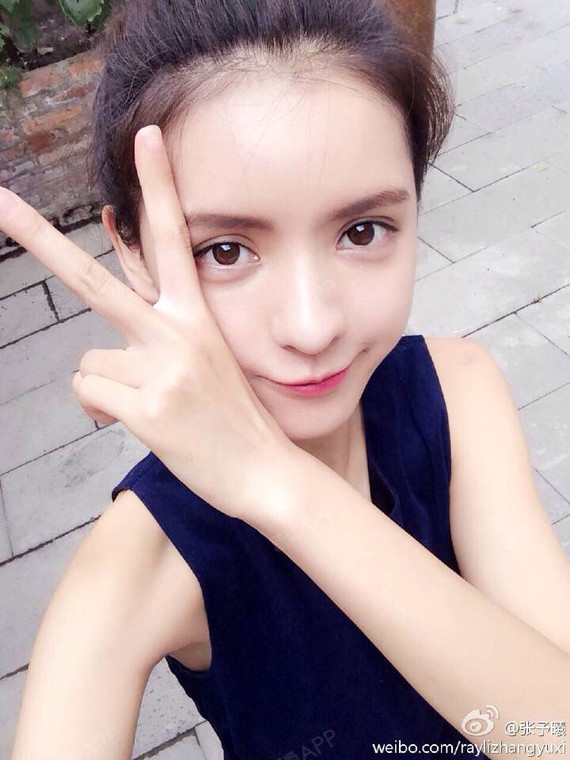 刚刚去新浪微博发现张予曦好混血好美哦!为什