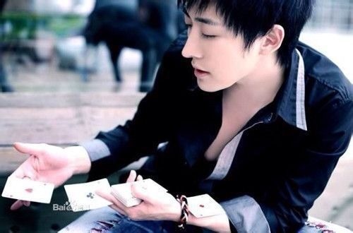 春晚魔术师yif这鼻子侧面看 也太那什么了吧 好像比诺曹 .