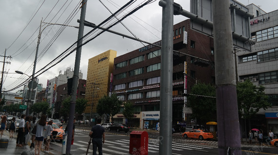 首尔地铁三号线的狎鸥亭洞站下车,走出地铁口,无论朝_圈子-新氧美容